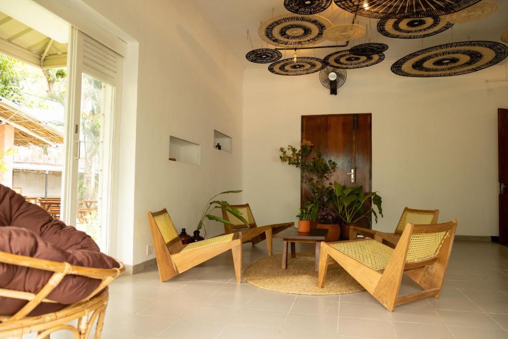 Posezení v ubytování Alma Boutique Hostel - Colombo