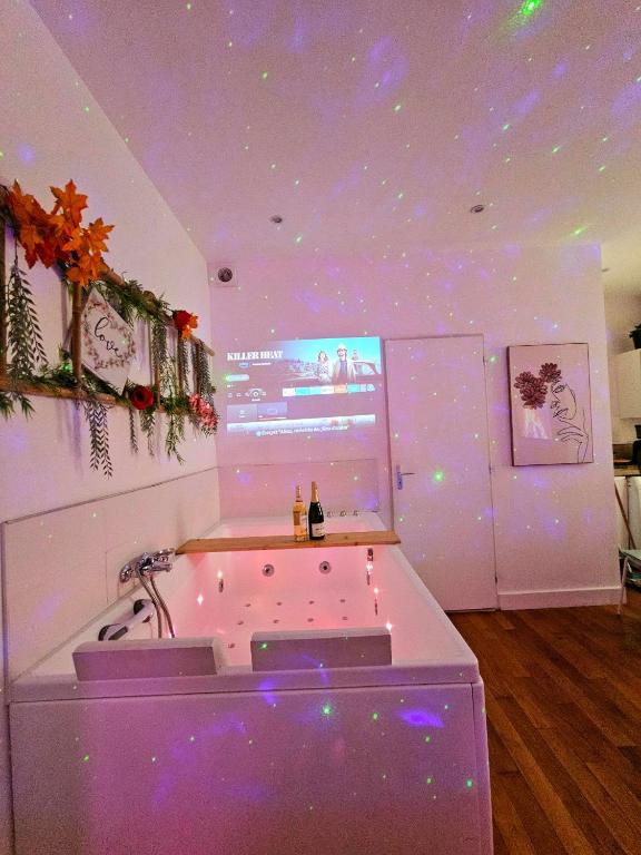 a purple room with a sink and a stage at Le 2005 Double BALNEO, Lit QUEEN SIZE, soirée romantique in Grenoble