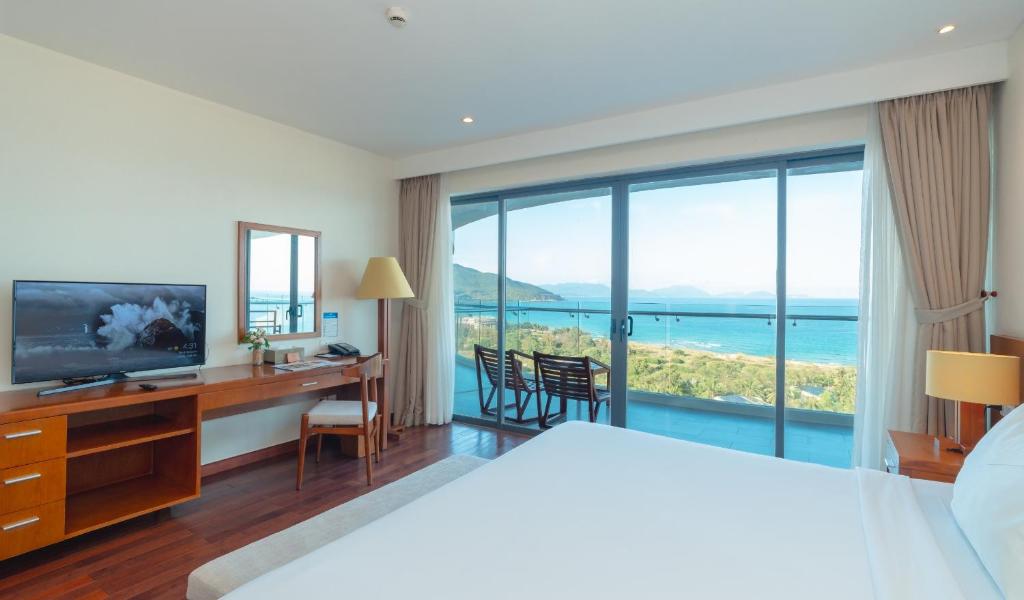 Deluxe Twin Ocean View with Bathtub