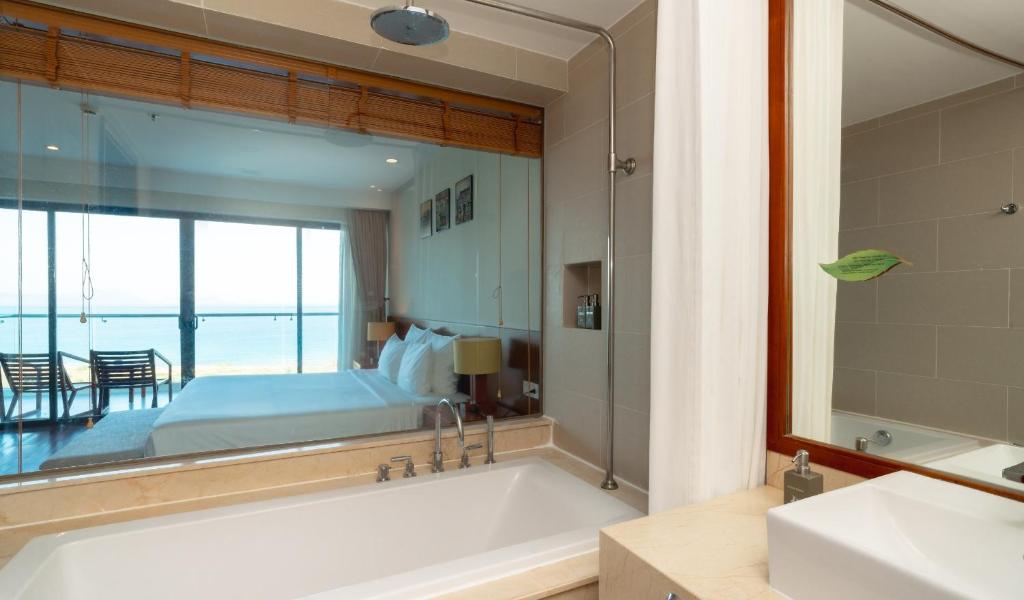 Deluxe Twin Ocean View with Bathtub