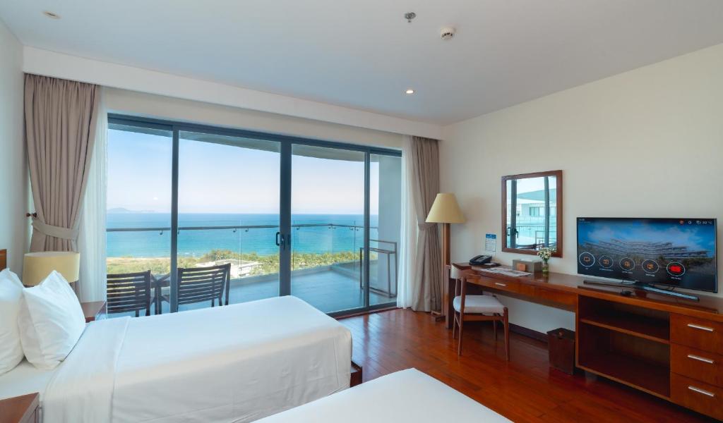 Deluxe Twin Ocean View with Bathtub
