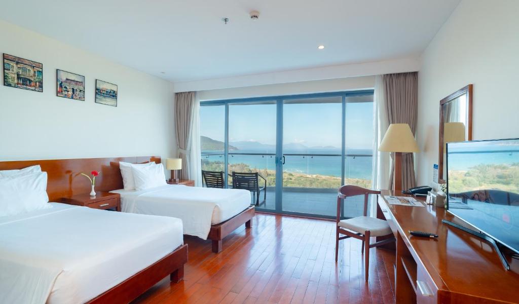Deluxe Twin Ocean View with Bathtub