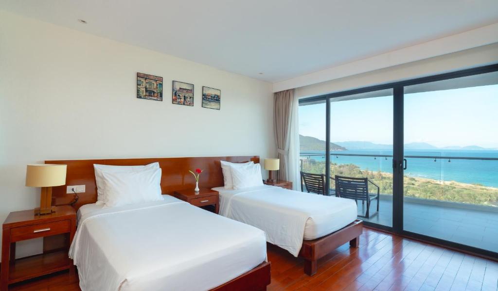 Deluxe Twin Ocean View with Bathtub
