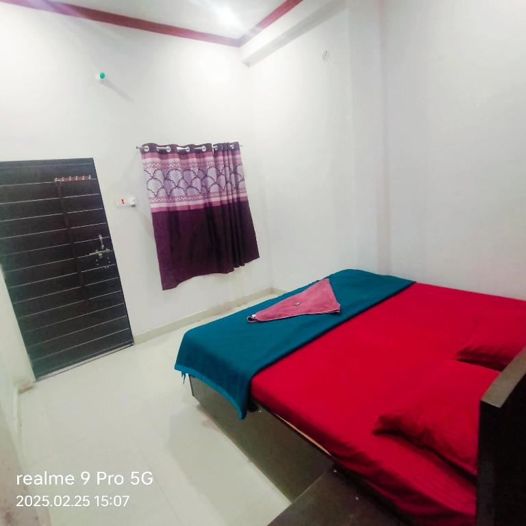 Postel nebo postele na pokoji v ubytování Krishna guest House luxury stay in Ayodhya
