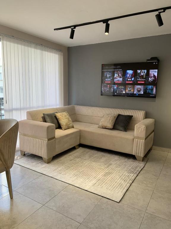 a living room with a couch and a tv at Apartamento acogedor in Barranquilla