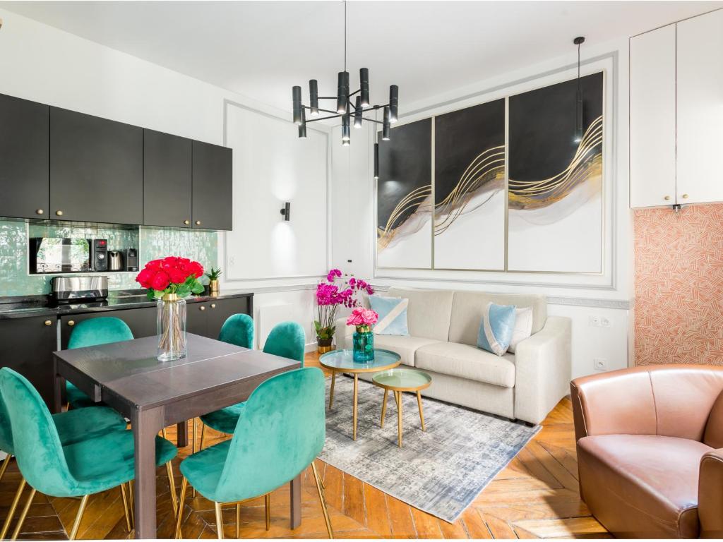 une cuisine et un salon avec une table et des chaises dans l'établissement Merveil - Luxury Suite - Louvre - Aboukir IV, à Paris