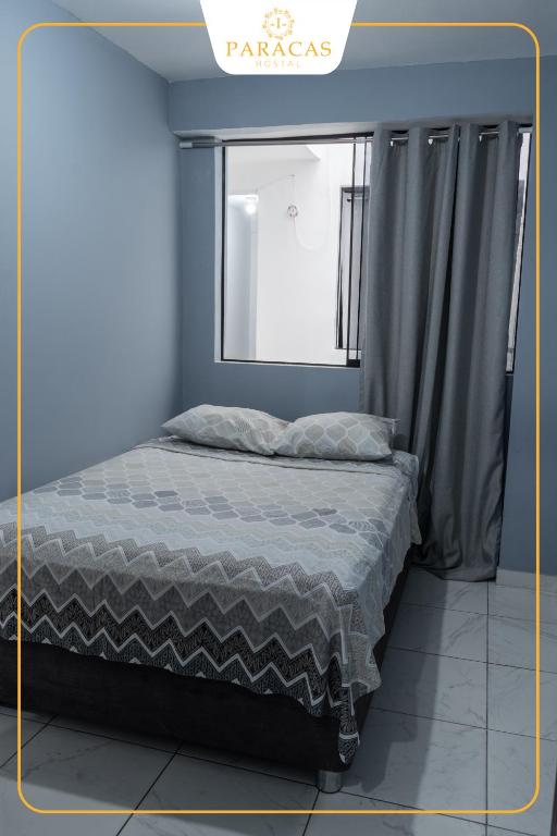 Una cama o camas en una habitación de Hostal Paracas I