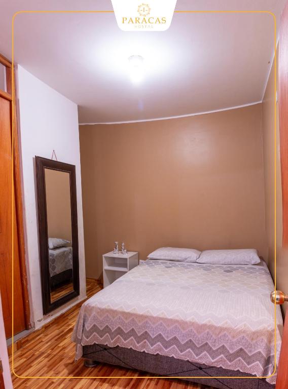 Una cama o camas en una habitación de Hostal Paracas I