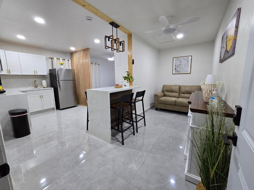 una cucina e un soggiorno con un tavolo e un divano di Apartment a Las Vegas