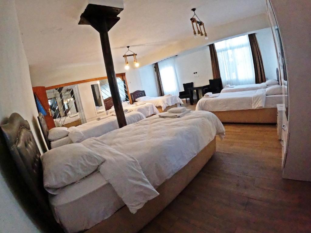 Atillas Getaway - 6-Bed Mixed Dormitory Room