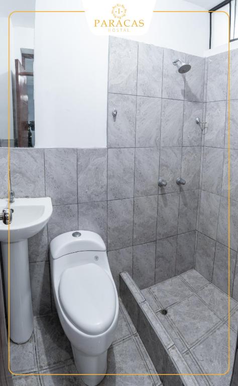 Un baño de Hostal Paracas I