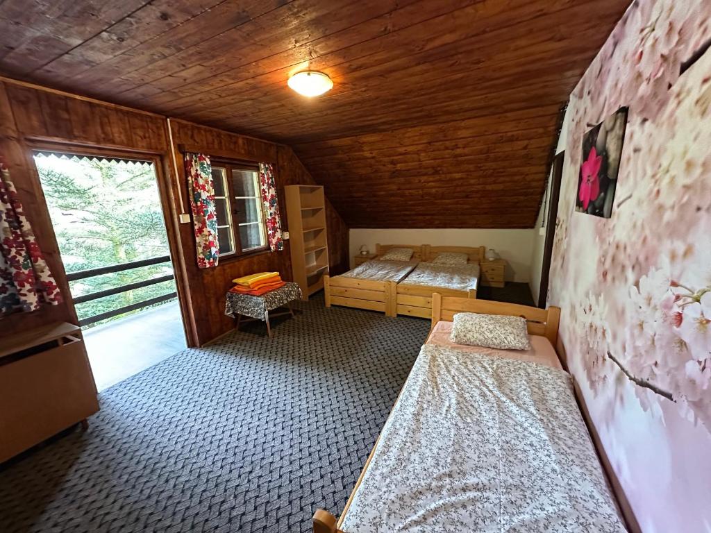 Letto o letti in una camera di Chalupa Hnízdo Jetřichovice