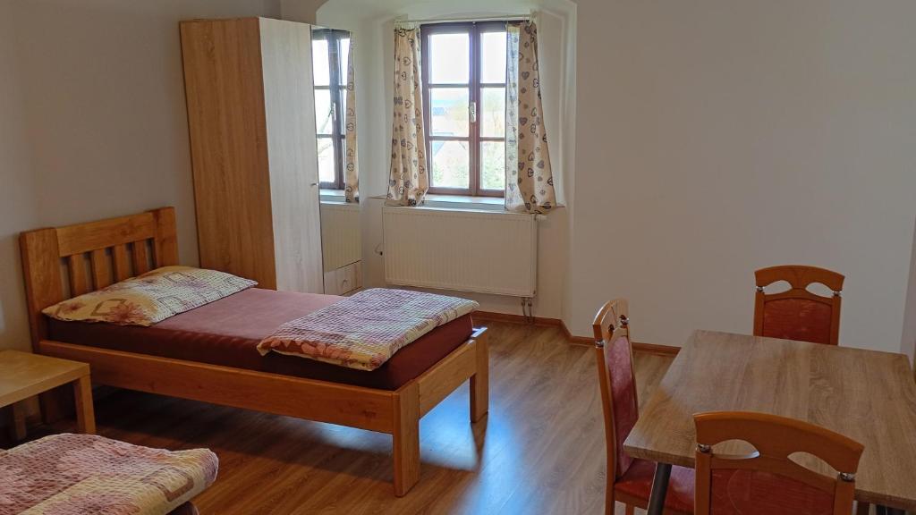 Postel nebo postele na pokoji v ubytování Penzion Zámek Drahonice