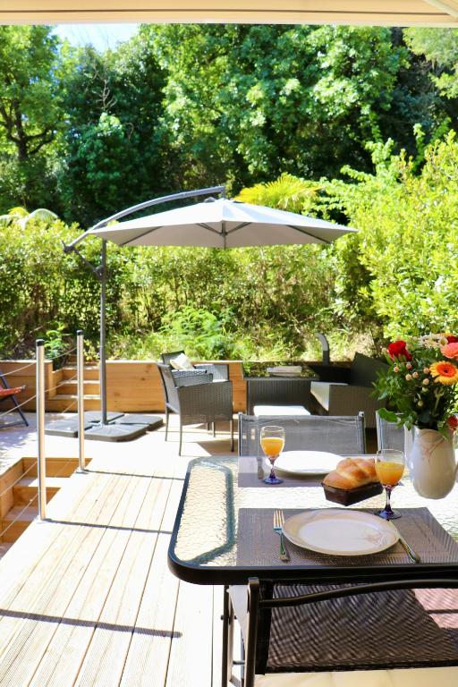 une terrasse avec une table et un parasol dans l'établissement Apt sur 2 niveaux avec terrasse à Saint-Tropez, à Saint-Tropez