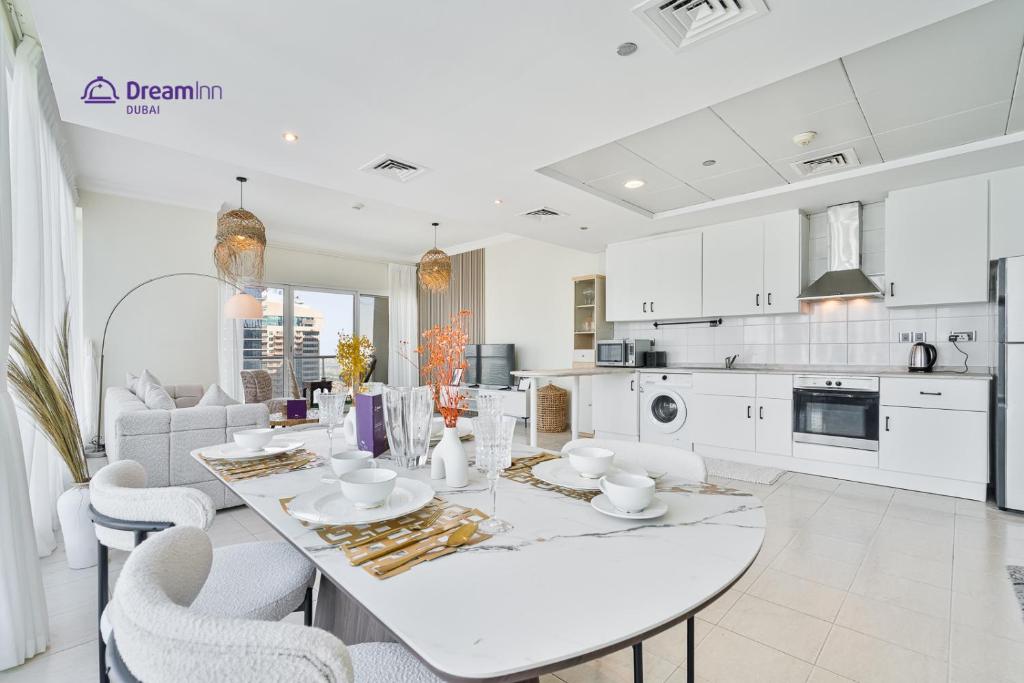Kuchyň nebo kuchyňský kout v ubytování Spacious 1BR Apartment Lake View Tower, Cluster B JLT