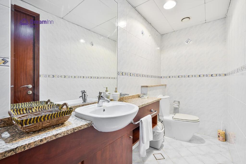 Koupelna v ubytování Spacious 1BR Apartment Lake View Tower, Cluster B JLT