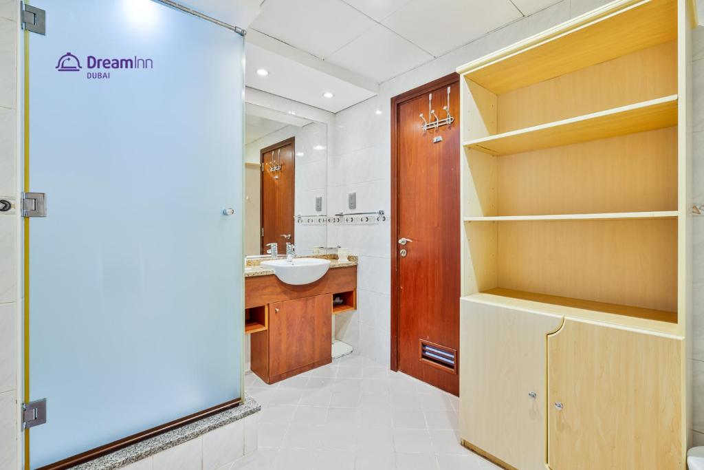 Koupelna v ubytování Spacious 1BR Apartment Lake View Tower, Cluster B JLT
