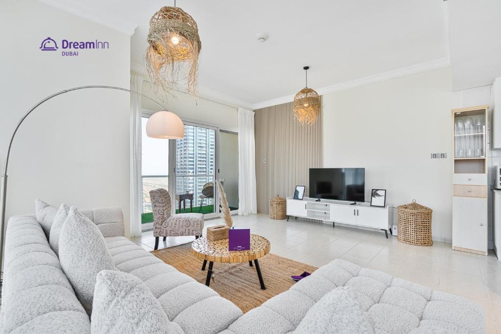 TV a/nebo společenská místnost v ubytování Spacious 1BR Apartment Lake View Tower, Cluster B JLT