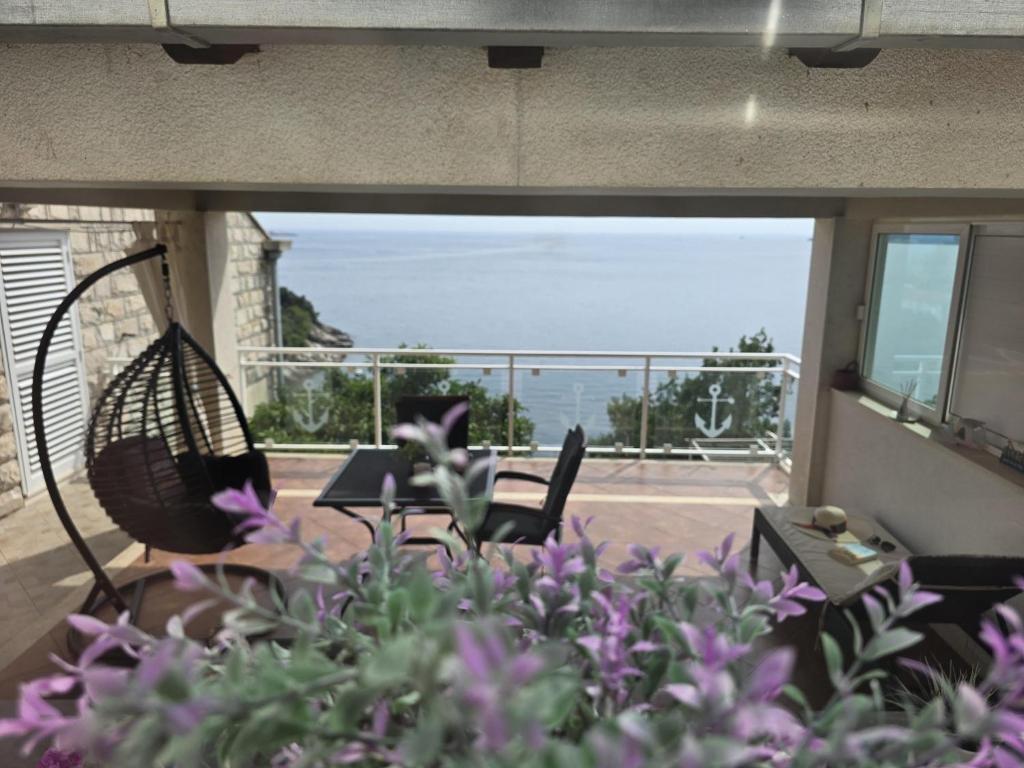 Indy's Beach Apartments - 5