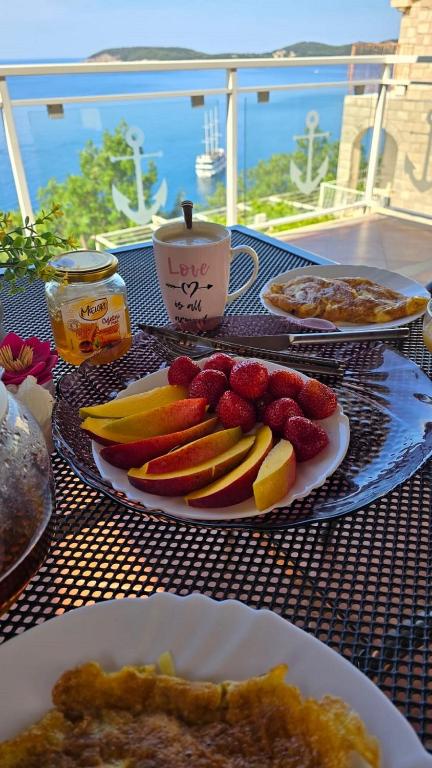 Indy's Beach Apartments - 3