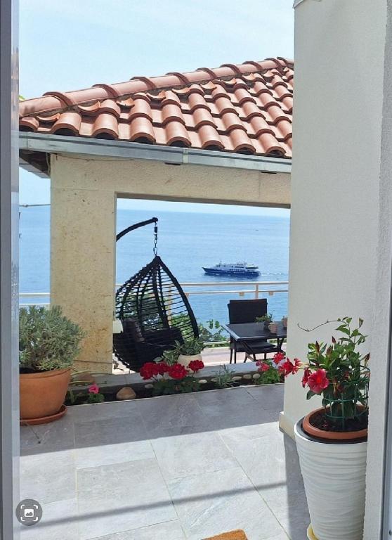 Indy's Beach Apartments - 7