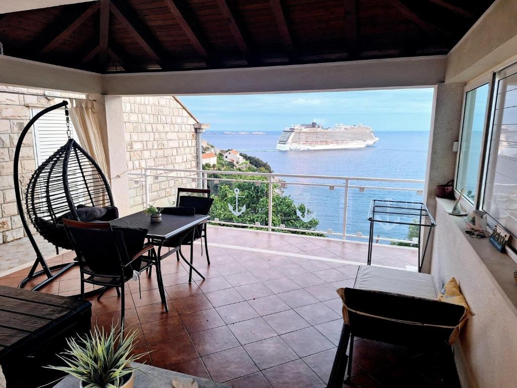 Indy's Beach Apartments - 6