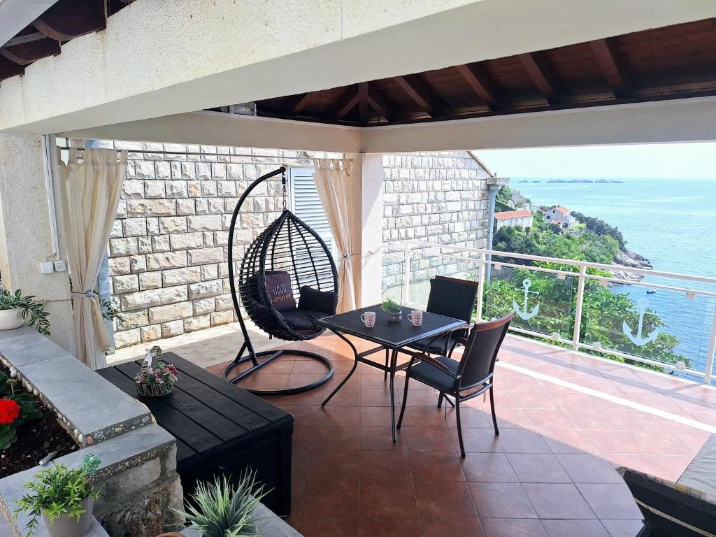 Indy's Beach Apartments - 8