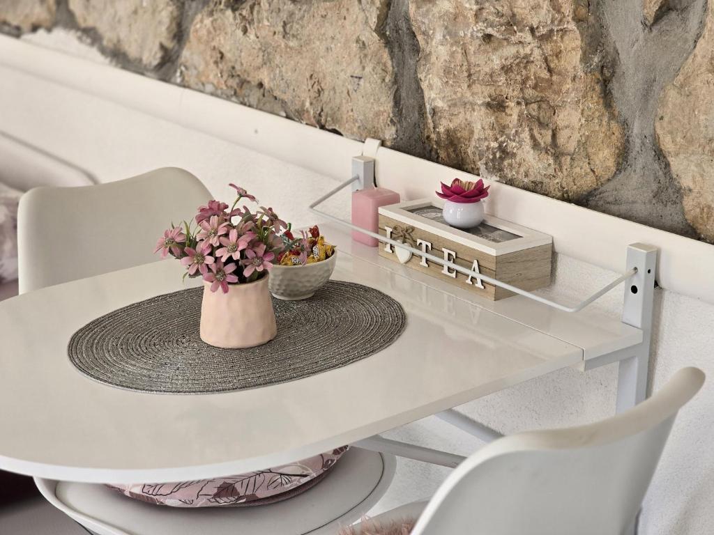 Indy's Beach Apartments - 12