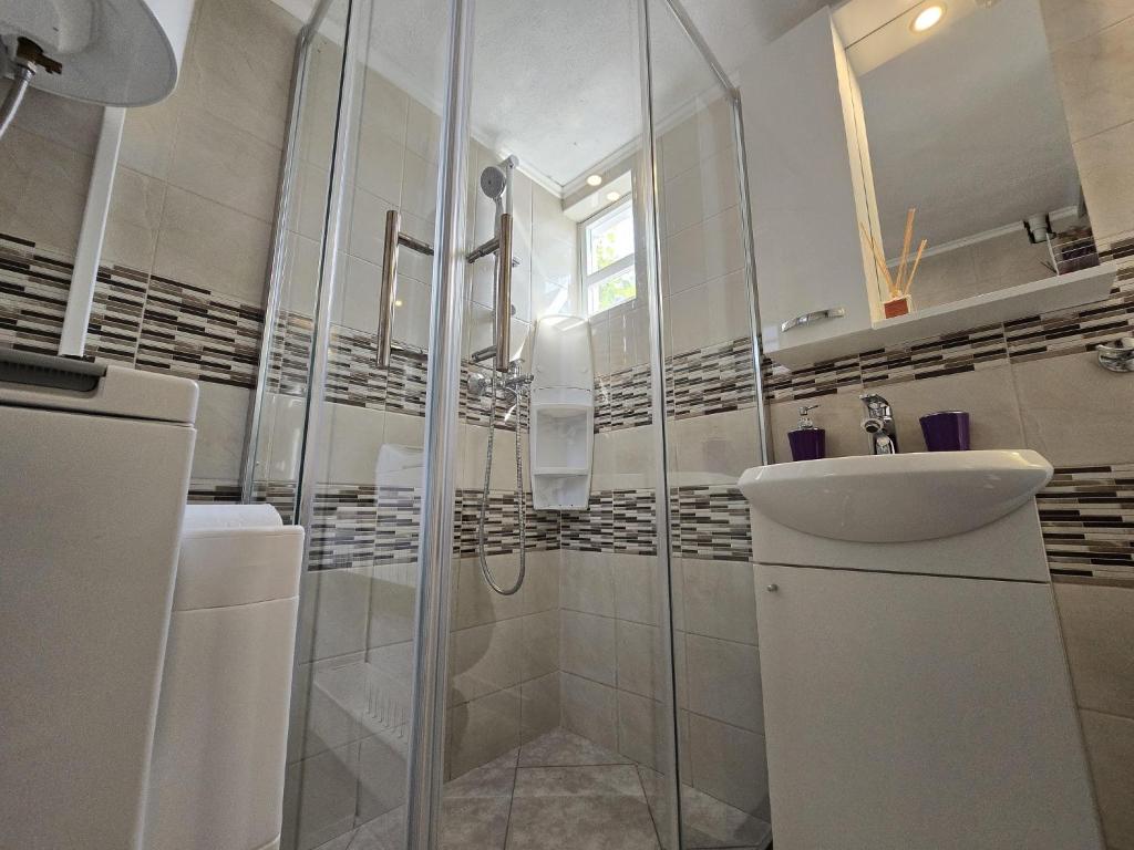 Indy's Beach Apartments - 15