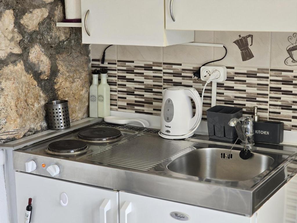 Indy's Beach Apartments - 16