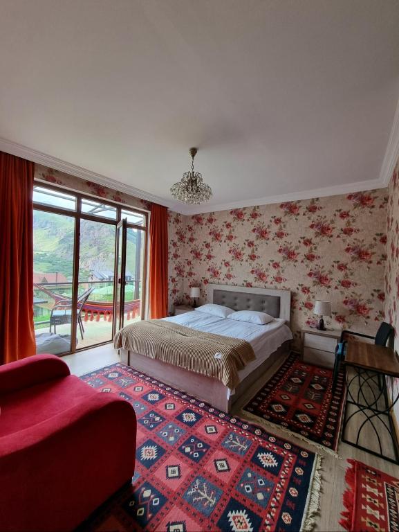 Postel nebo postele na pokoji v ubytování North Kazbegi