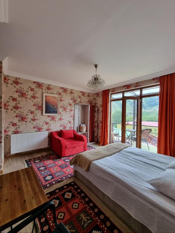 Postel nebo postele na pokoji v ubytování North Kazbegi