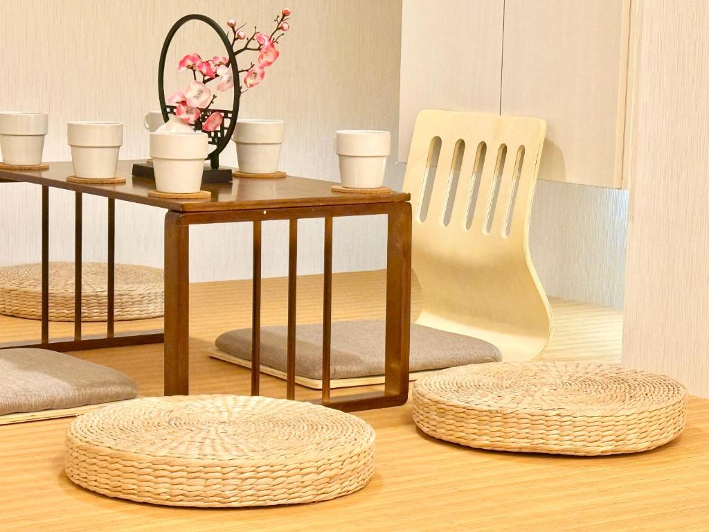 una stanza con un tavolo e una sedia bianca e un tavolo e un tavolo di 桜南大塚ハウス i a Tokyo