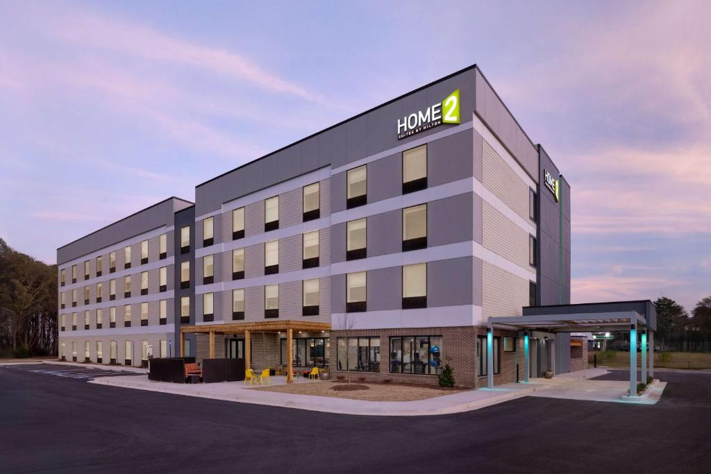 Un gran edificio con un cartel encima. en Home2 Suites By Hilton Conyers Atlanta, en Conyers