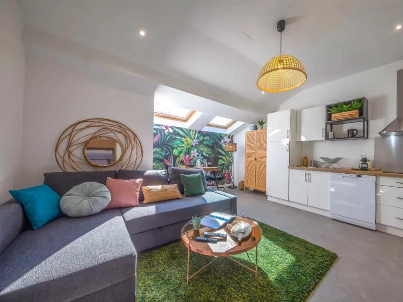 un salon avec un canapé et une table dans l'établissement Le rendezvous au jardin des grenoblois, à Grenoble