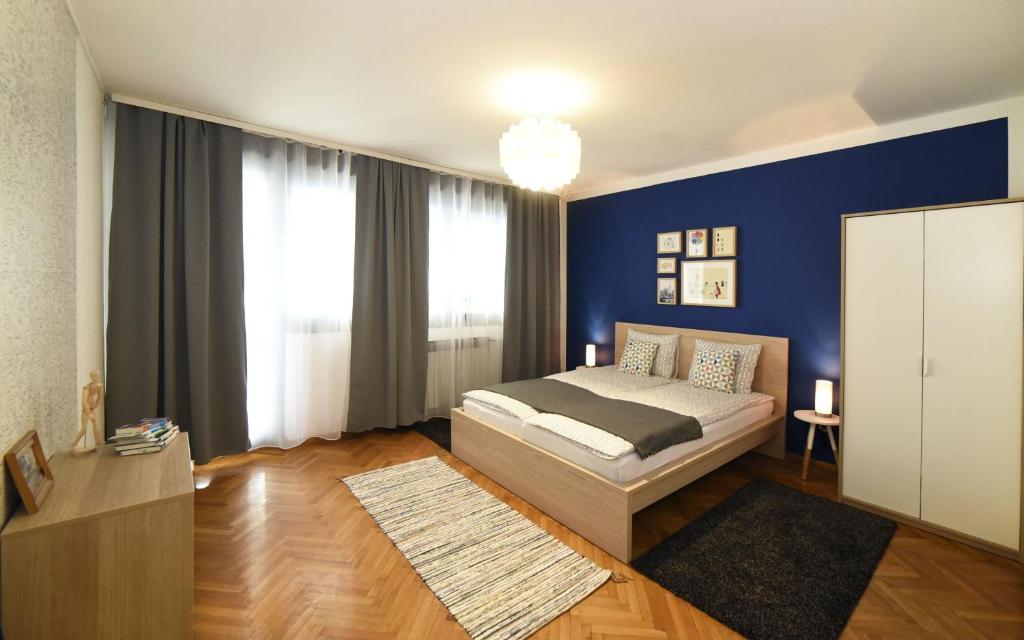 Een bed of bedden in een kamer bij Garden Apartment