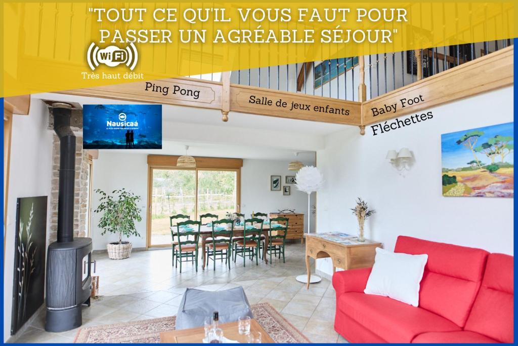 un salon avec un canapé rouge et une table dans l'établissement Gîte familial - le Colembertois, à Colembert