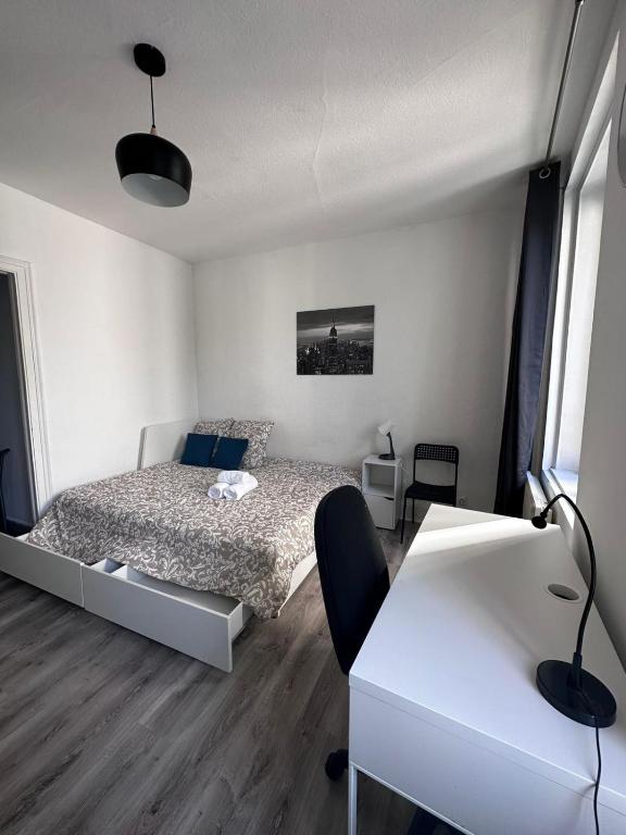 - une chambre avec un lit et un bureau dans l'établissement L'Alcove City Trip - 2 personnes - Centre ville, à Nancy