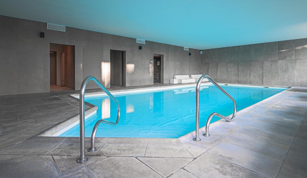Bazén v ubytování Studio-Hotel Apostroff nebo v jeho okolí