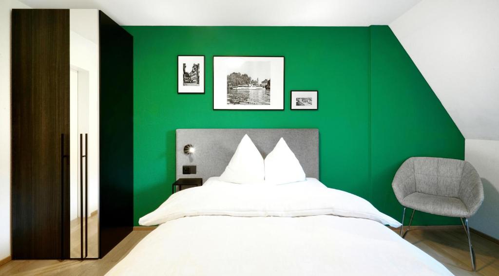 Postel nebo postele na pokoji v ubytování Hotel Zugertor