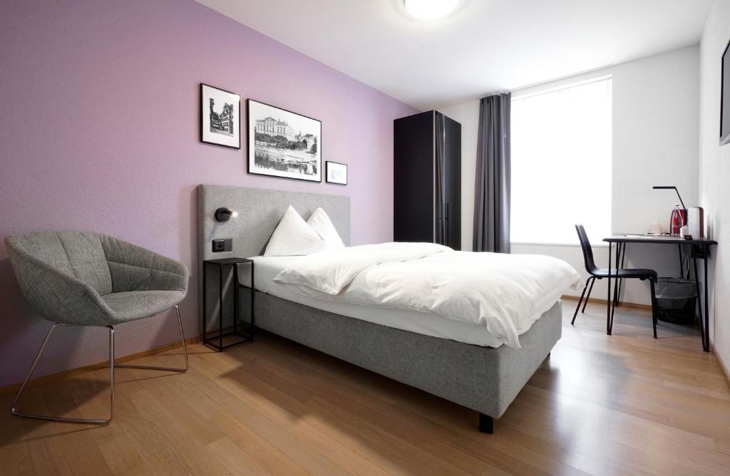 Postel nebo postele na pokoji v ubytování Hotel Zugertor