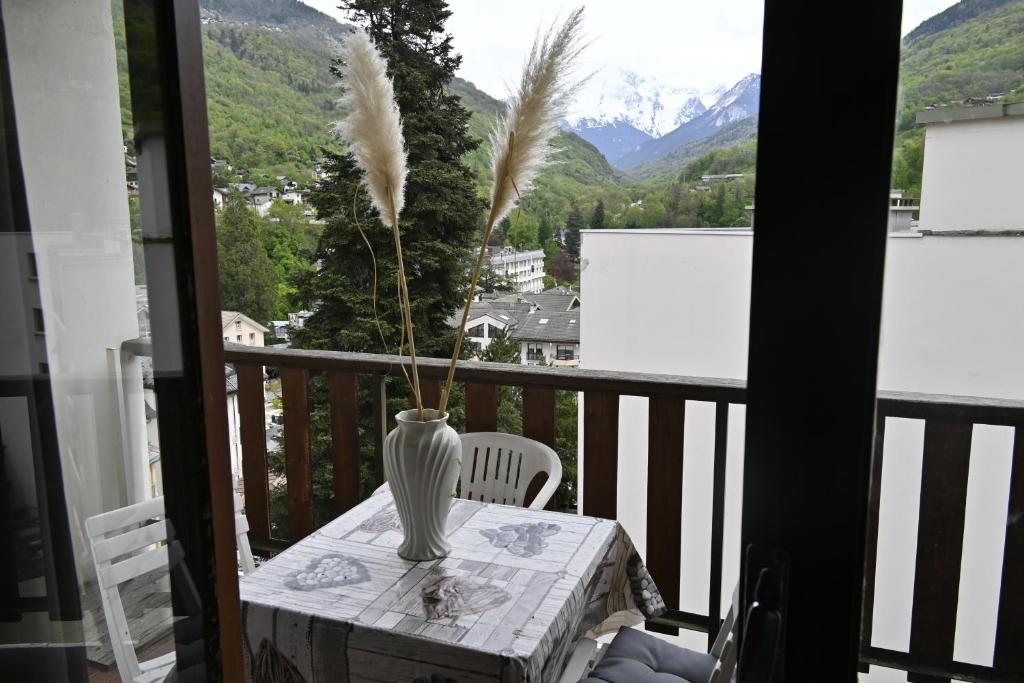 un vase assis sur une table sur un balcon dans l'établissement Residence Royale, Studio avec Terrasse au 6ème étage avec ascenseur, à Brides-les-Bains