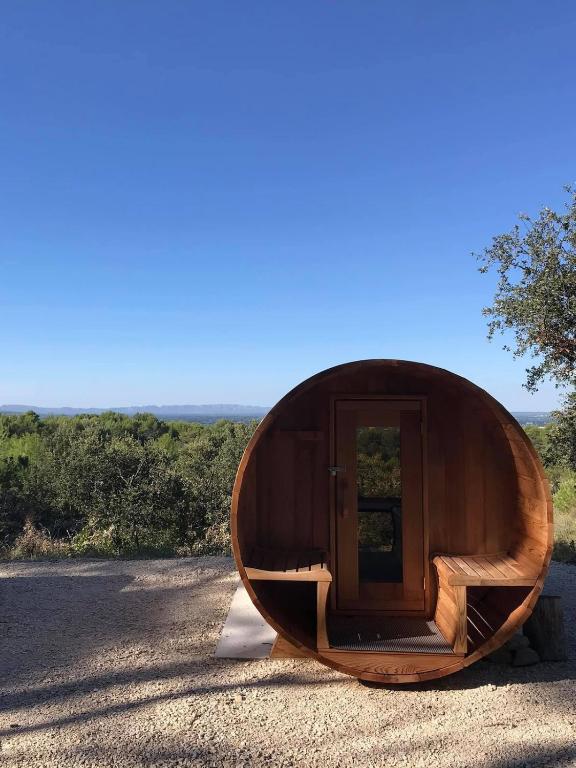 un bateau en bois assis sur le côté d'une route dans l'établissement Gîte 33 ha Piscine Activités Vue, à Saumane-de-Vaucluse