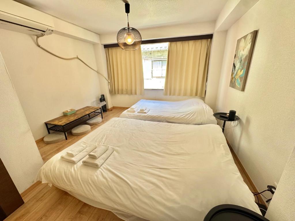 東京にあるwaseda houseの窓のある小さな部屋にベッドが2つある