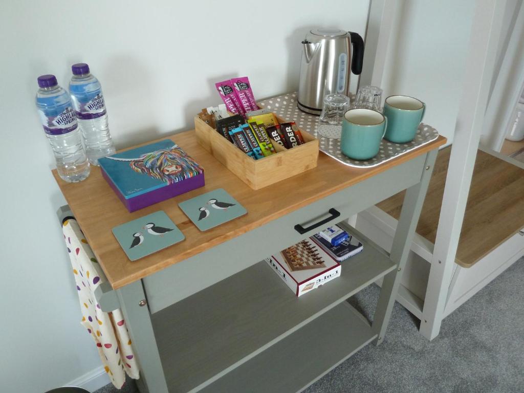 Příslušenství pro přípravu čaje a kávy v ubytování Crossroads Bed and Breakfast