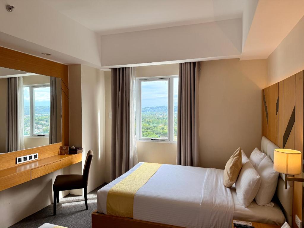 Postel nebo postele na pokoji v ubytování Sotogrande Davao Hotel
