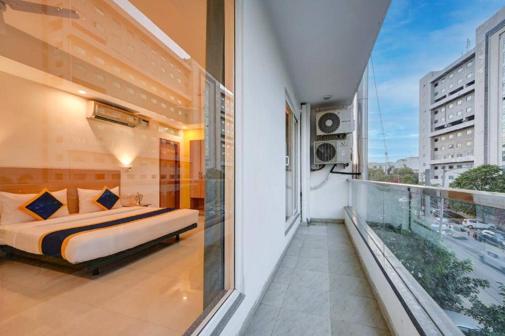 Postel nebo postele na pokoji v ubytování Aamantran Residency Hotel, Sohna Road, Sector 49, Gurugram