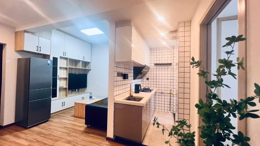 Kuchyň nebo kuchyňský kout v ubytování Shenzhen Duowei Luxury Apartment Chegongmiao Branch