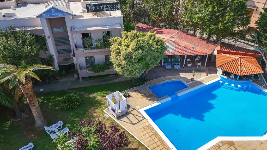Bazén v ubytování Pantheon Hotel nebo v jeho okolí