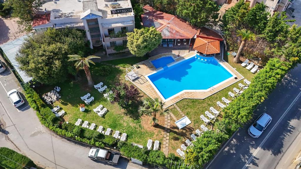 Bazén v ubytování Pantheon Hotel nebo v jeho okolí